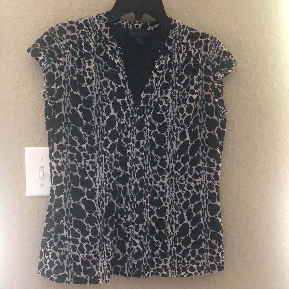 NWOT Worthington Black/White/Gray top. Sheer but lined. Excellent for work.